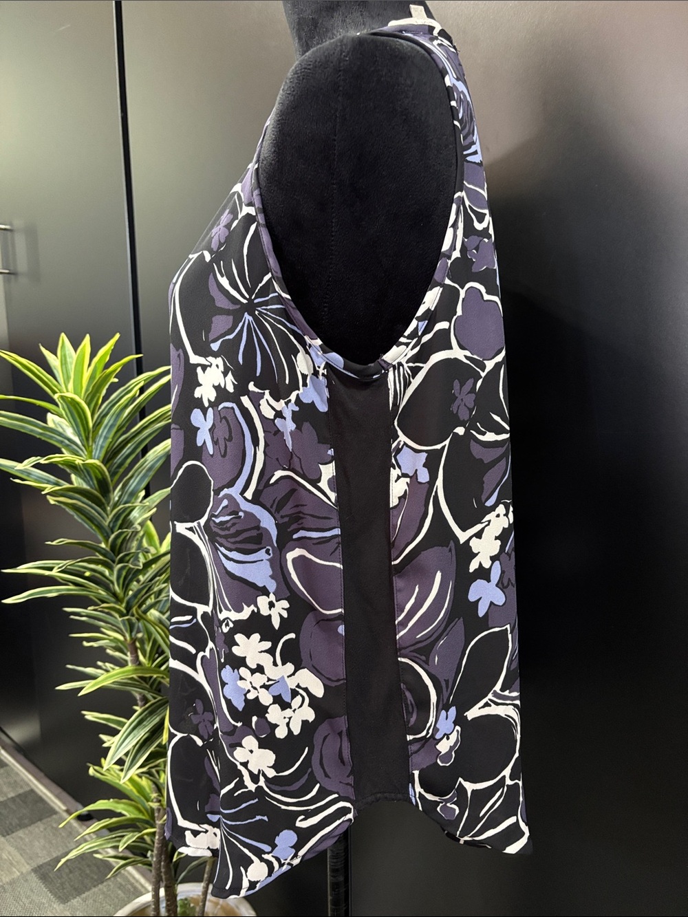 LOFT Lightweight sleeveless floral print,scoop neck,black panel side,tunic,tank, - Picture 4 of 10